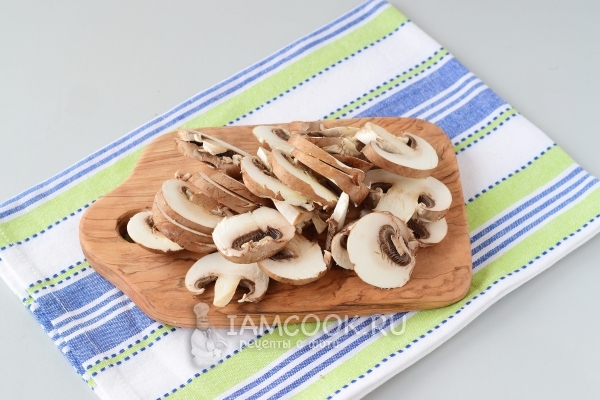 Нарезали шампиньоны пластинками