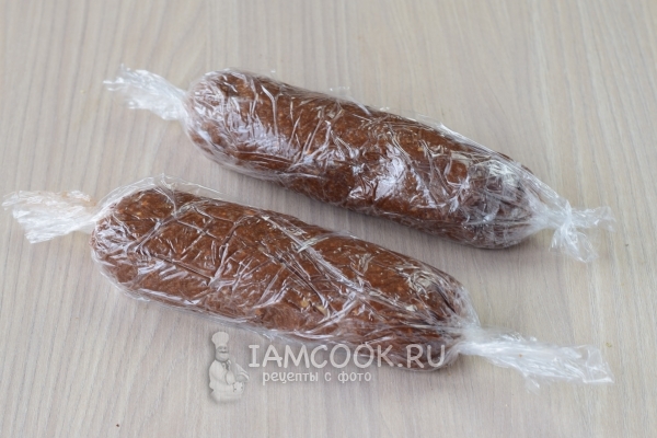 Завернуть колбасу в пищевую пленку