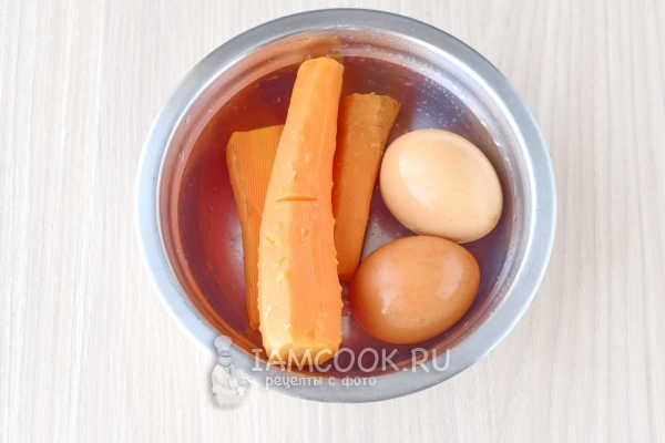 Сварить яйца и морковь