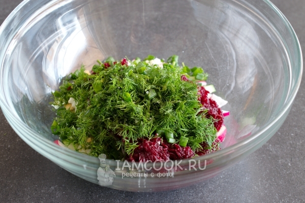 Положить зелень к овощам