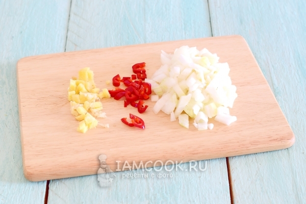 Порезать перец, лук и имбирь