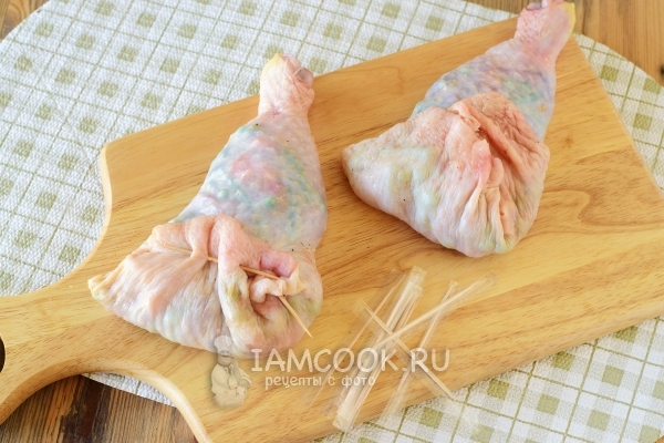 Закрепить кожу зубочисткой