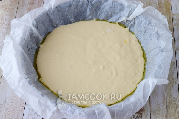 Влить часть теста в форму