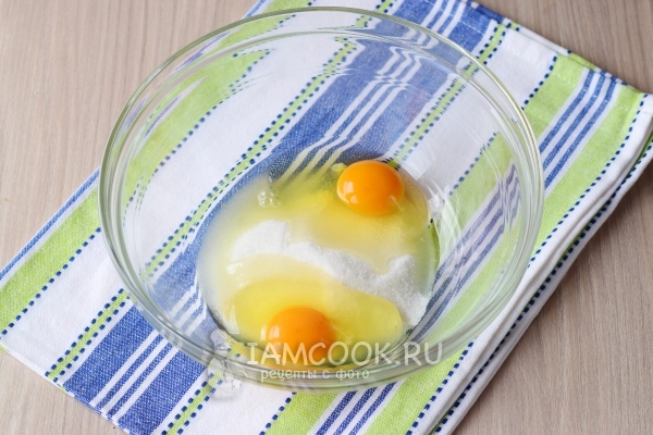 Соединить яйца с сахаром