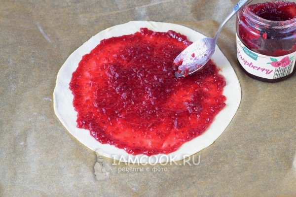 Смазать тесто вареньем