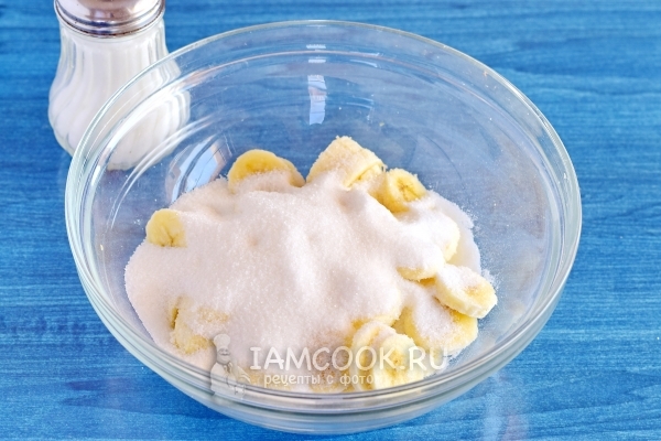 Засыпать бананы сахаром