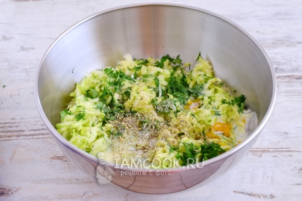 Добавить соль, специи и чеснок