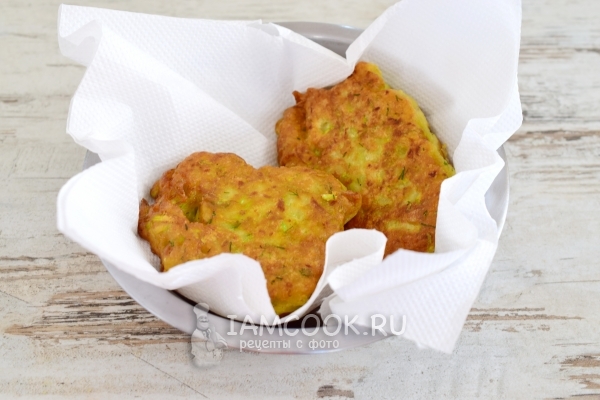 Выложить оладьи на салфетку