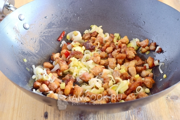 Добавить мясо к луку