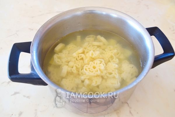 Положить макароны