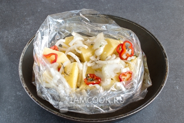 Положить овощи в рукав для запекания