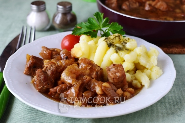 Фото жареного мяса с луком на сковороде