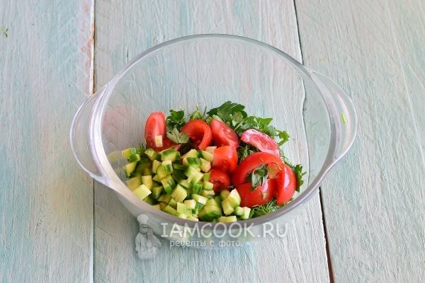 Соединить огурцы, помидоры и зелень