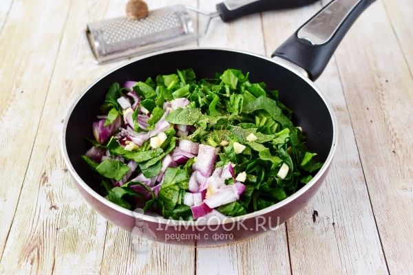 Положить овощи и шпинат в сковороду