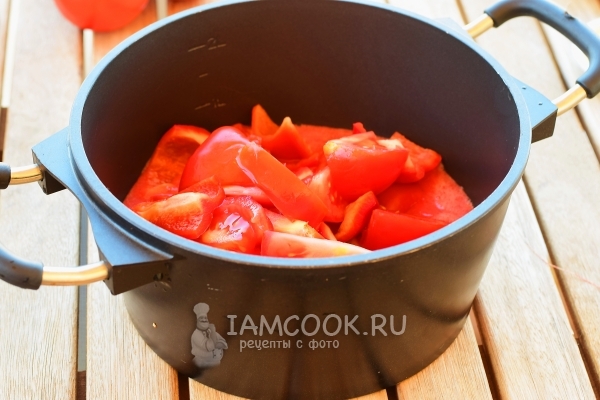 Положить перец в томатный сок