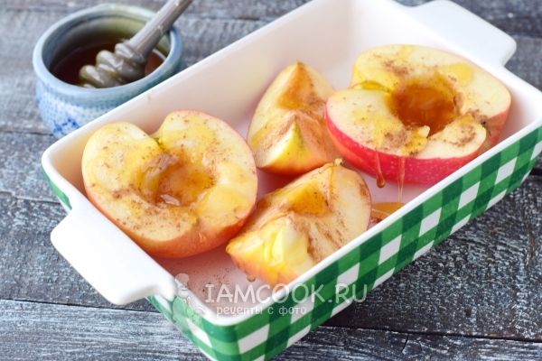 Полить яблоки медом