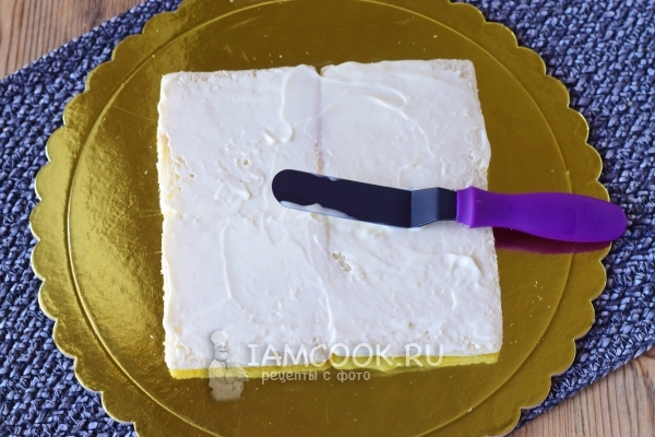 Промазать хлеб майонезом