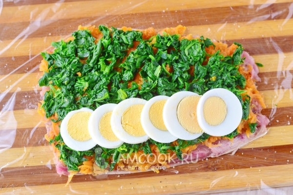 Положить шпинат и яйца