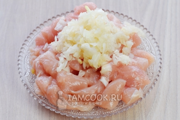 Измельчить лук и порезать мясо