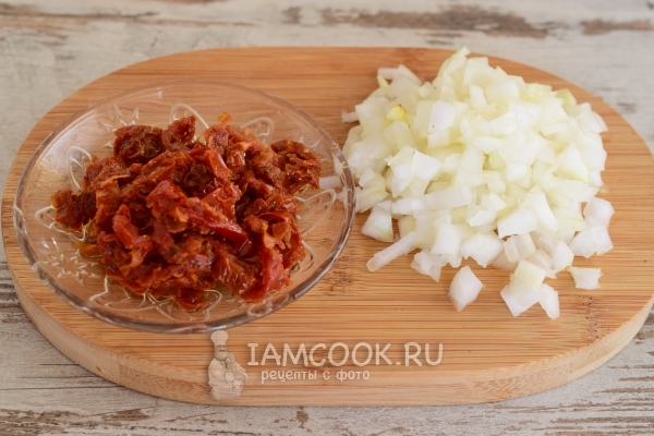 Порезать лук и вяленые томаты