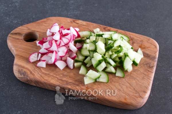 Порезать огурец и редис