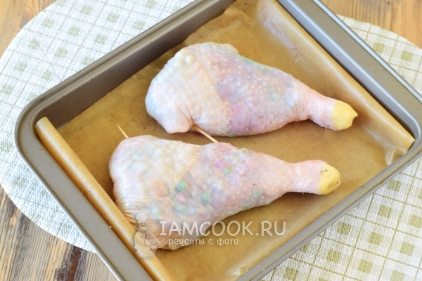 Выложить куриные ножки на противень