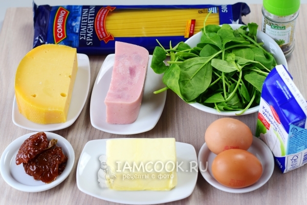 Ингредиенты для пирога из спагетти со шпинатом и ветчиной