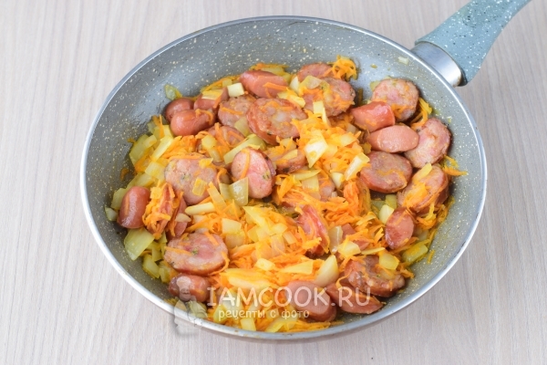 Потушить копчености с луком и морковью