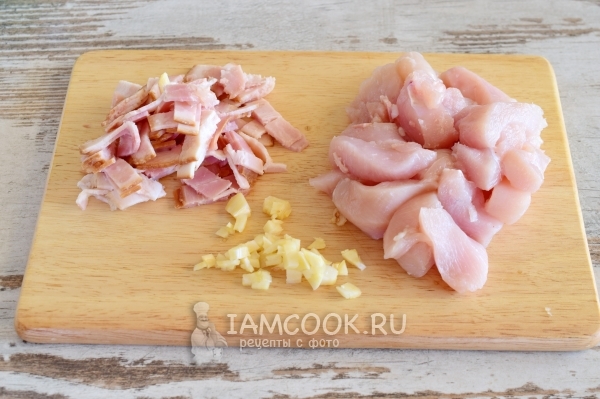 Порезать бекон, куриное филе и чеснок