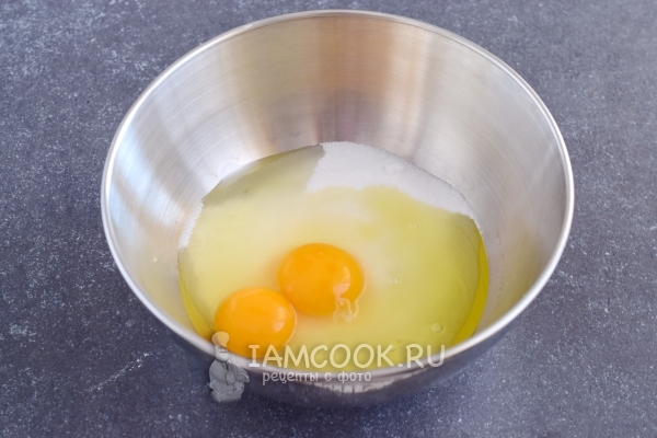 Соединить сахар с яйцами