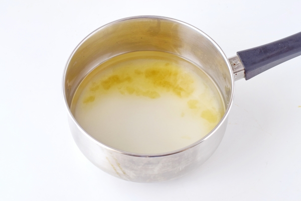 Всыпать в воду сахар