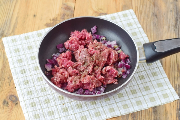 Положить фарш и специи