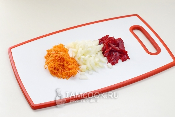 Измельчить морковь, лук и свеклу