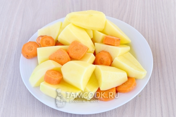 Порезать морковь и картофель