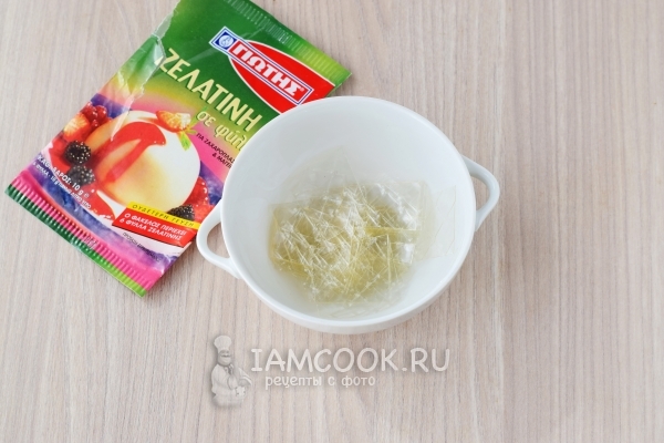 Положить желатин в миску