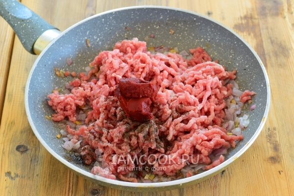 Добавить фарш, соль, перец и томатную пасту