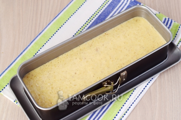 Перелить тесто в форму