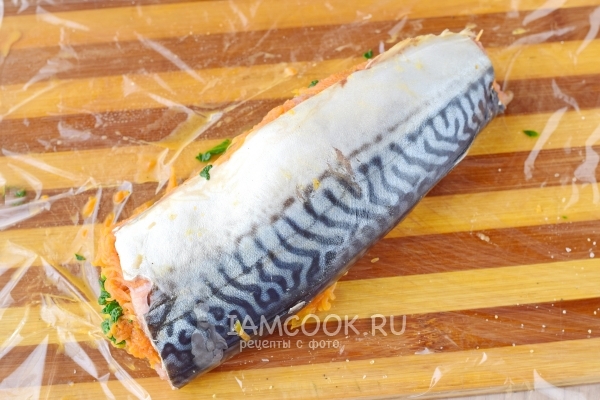 Сложить тушку рыбы пополам