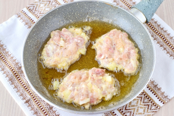 Пожарить котлеты