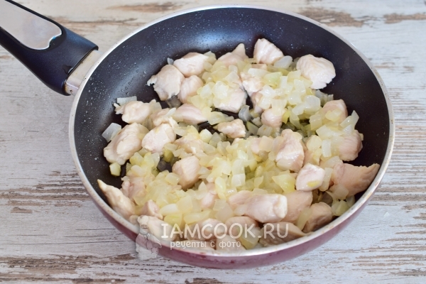 Положить к мясу лук