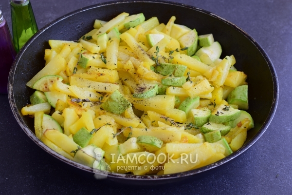 Всыпать соль и специи