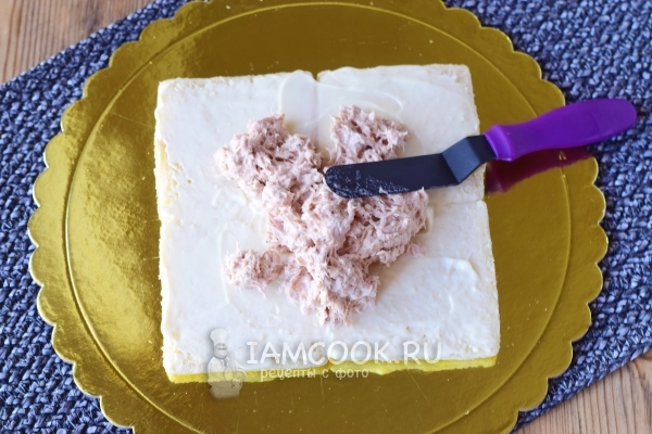 Выложить на хлеб тунца