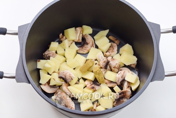 Обжарить картофель и грибы