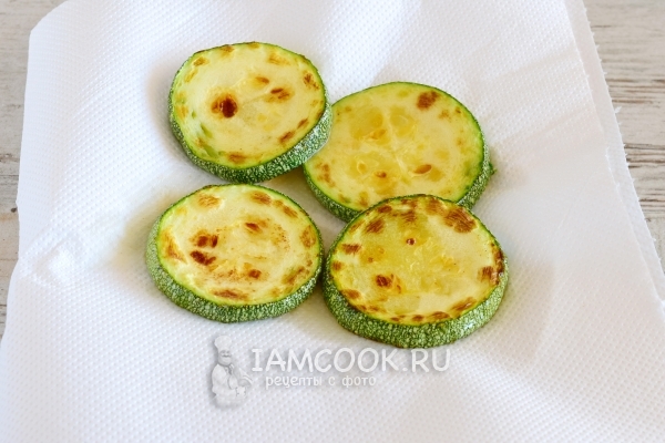 Выложить кабачки на салфетку