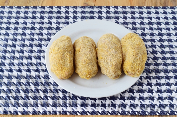 Запанировать котлеты