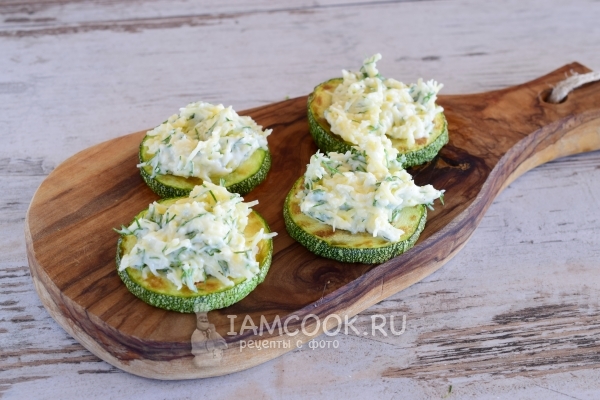 Положить на кабачки начинку