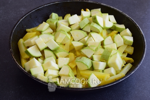 Положить кабачки к картофелю