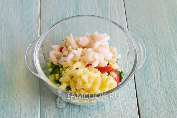 Положить кальмара в миску