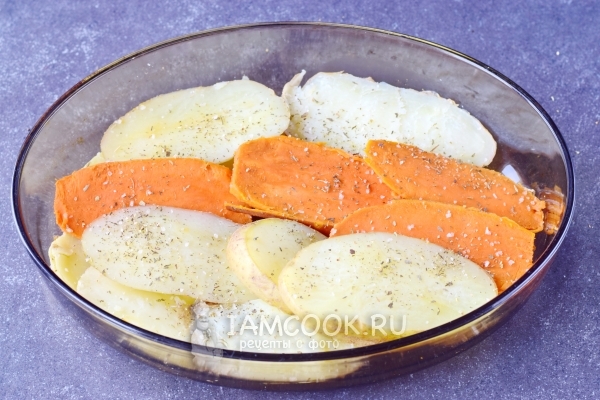 Положить в форму батат и картофель