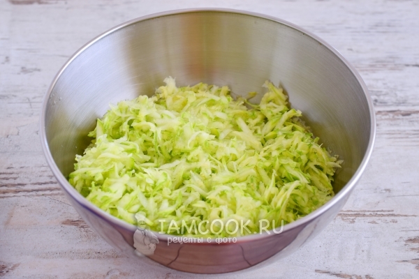 Натереть кабачок